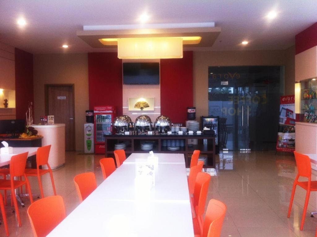 Evora Hotel Surabaya Exterior foto